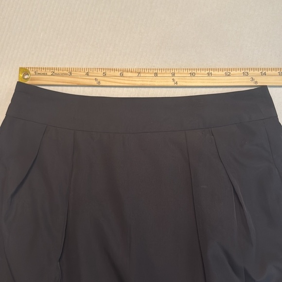 Banana Republic Rear Zipper Detail Pleated Lined Mini Skirt in Black Size 4 - Picture 3 of 9